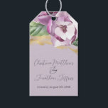 Romantic Watercolor Magnolia på Lila Presentetikett<br><div class="desc">De här romantiska märkrna i bröllop-presenten i blommigt har en elegant lila med magnoliska blommor i vattenfärg. En delikat bukett av magnolier bildas på framsidan och två på insidan,  accentuerad med en guld-folie alkohol bläck mönster.</div>