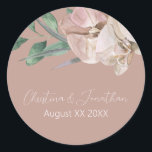 Romantic Watercolor Orchids on Dusty  Runt Klistermärke<br><div class="desc">De romantiska bröllop-etiketterna har en blommigt på spelkorten. Bakgrunden är en elegant dammig  eller dammig rosa med vattenfärgade orkidéer. En delikat bukett av orkidéblommor är bild i toppen,  där namnen av paret trycks ned nedan.</div>