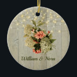 Romantic White Hydrangea Rosa Carnation Julgransprydnad Keramik<br><div class="desc">Den här nyckelprydnaden har en enkel rustik utseende. Bakgrunden är vitling, barrträ. I toppen finns det stringor av ljus. Det finns en underbar vintage bukett av vita vädrasjöer och korallkolvar för rosa. Bakom den söt blommigten är besprutning stringor av vitt ljus. En vacker och romantisk keepy för bröllop eller årsdag....</div>