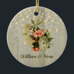 Romantic White Hydrangea Rosa Carnation Julgransprydnad Keramik<br><div class="desc">Den här nyckelprydnaden har en enkel rustik utseende. Bakgrunden är vitling, barrträ. I toppen finns det stringor av ljus. Det finns en underbar vintage bukett av vita vädrasjöer och korallkolvar för rosa. Bakom den söt blommigten är besprutning stringor av vitt ljus. En vacker och romantisk keepy för bröllop eller årsdag....</div>