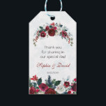 Romantic Winter Burgundy Blommigt Gräs Bröllop Presentetikett<br><div class="desc">Elegant,  Burgundy,  Vit Blommigt-kortdesign. Den har en underbar Burgundy,  vita vattenfärgade buketter,  på utmattad snöflingor-bakgrund. Använda Anpassa verktyg om du vill lägga till din information. Om du vill ha matchande objekt kan du besöka min Winter-Blommigt Bouquet-samling.</div>