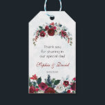 Romantic Winter Burgundy Blommigt Gräs Bröllop Presentetikett<br><div class="desc">Elegant,  Burgundy,  Vit Blommigt-kortdesign. Den har en underbar Burgundy,  vita vattenfärgade buketter,  på utmattad snöflingor-bakgrund. Använda Anpassa verktyg om du vill lägga till din information. Om du vill ha matchande objekt kan du besöka min Winter-Blommigt Bouquet-samling.</div>