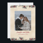 Romantic Winter Wedding Inbjudningar<br><div class="desc">Fånga kärlek innersta väsen i vår bröllopsinbjudan! Med ett romantiskt par foto, snöfall, hollybär och snö-klädda gräs träd mot en mysigt vinterbakgrund, handlar allt om ren kärlek. Inget finare bara kärlek. Det är ren kärlek inlindad i frostiskt magi. Låt gästerna känna vintern romantik i luft. Den här inbjudan viskar kärlek...</div>