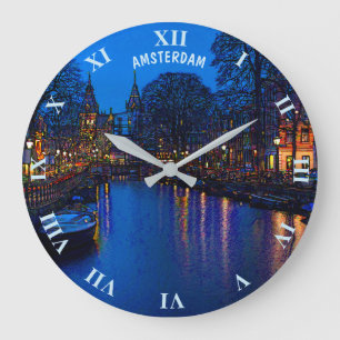 Romantisk Amsterdam kanal på natten med fartyg Stor Klocka