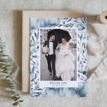 Romantisk blå vattenfärgsblomma Bröllop Tack Kort<br><div class="desc">Romantiskt blått vattenfärgsfiskekort (Foliage Bröllop Tack), mappat kort | Skicka ett tack till familj och vänner för att de är med i bröllop med det här anpassadet-fototackkortet. Den har vita vattenfärgsillustrationer av löv och blommor. Det här vattenfärgstacket är perfekt för alla teman och säsonger i bröllop. Matchande objekt är tillgängliga....</div>