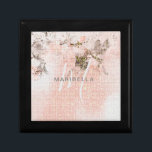 Romantisk Blommigt -Rosa Monogram Calligrafi Minnesask<br><div class="desc">Utformningen har ett romantiskt blommönster över en vintage-liknande blek -rosa mönster. Anpassa enkelt Namn och valfritt monogram. Idealisk gåva och keepy-idé för brudgummen,  maid of honor,  bröllopsfest,  förlovning och annat viktigt tillfälle.</div>