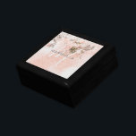 Romantisk Blommigt -Rosa Monogram Calligraphy Gi Minnesask<br><div class="desc">Utformningen har ett romantiskt blommönster över en vintage-liknande blek -rosa mönster. Anpassa enkelt Namn och valfritt monogram. Idealisk gåva och keepy-idé för brudgummen,  maid of honor,  bröllopsfest,  förlovning och annat viktigt tillfälle.</div>