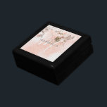Romantisk Blommigt -Rosa Monogram Calligraphy Gi Minnesask<br><div class="desc">Utformningen har ett romantiskt blommönster över en vintage-liknande blek -rosa mönster. Anpassa enkelt Namn och valfritt monogram. Idealisk gåva och keepy-idé för brudgummen,  maid of honor,  bröllopsfest,  förlovning och annat viktigt tillfälle.</div>
