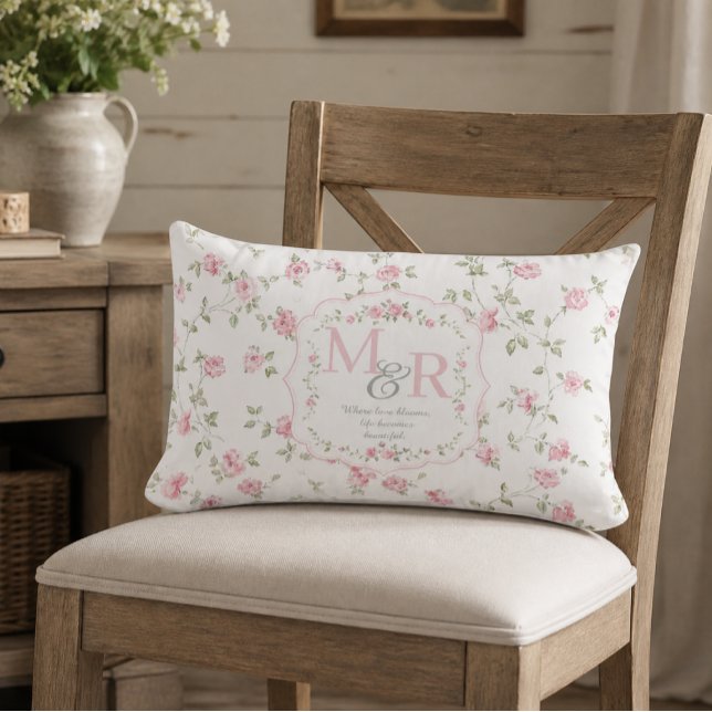 Romantisk blommonogram | Vintage Cottagecore Lumbarkudde (Skapare uppladdad)