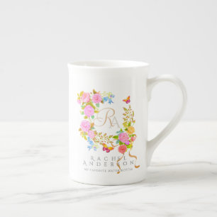 Romantisk blomstrande trädgårdsmonogram benporslin mugg