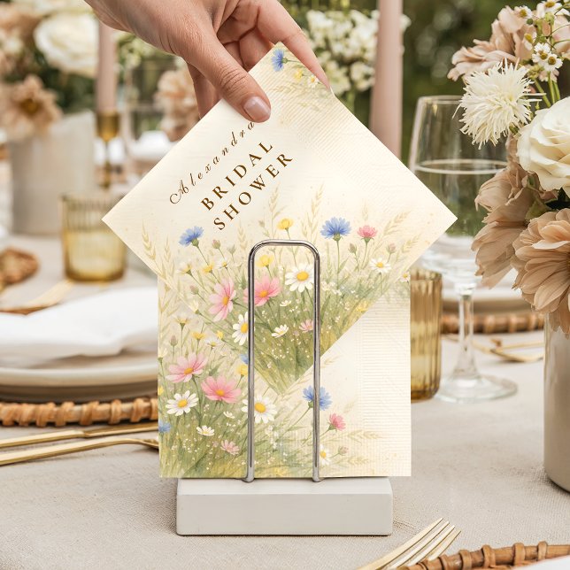 Romantisk bröllopsfest i äng med vilda blommor pappersservett (Skapare uppladdad)
