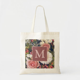 Romantisk bukett med rosa rosor och monogram tygkasse