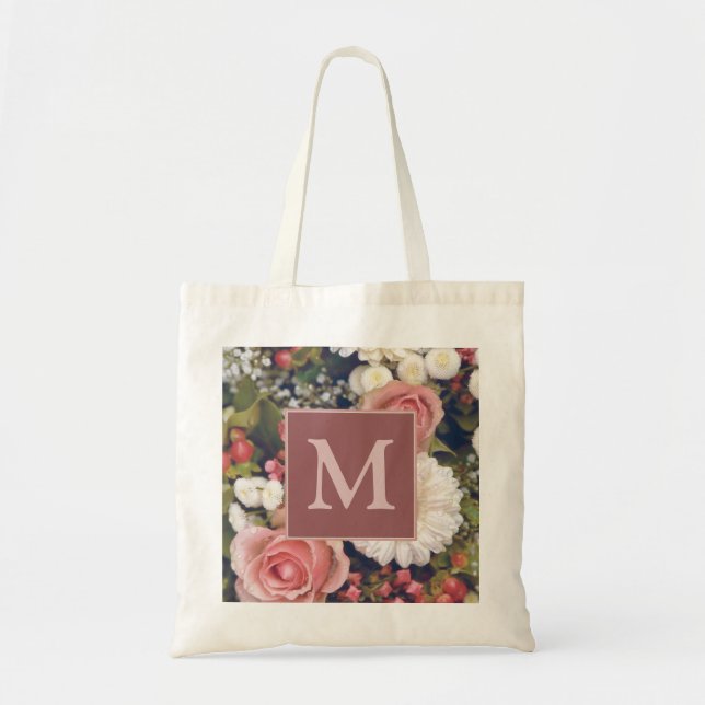 Romantisk bukett med rosa rosor och monogram tygkasse (Framsidan)