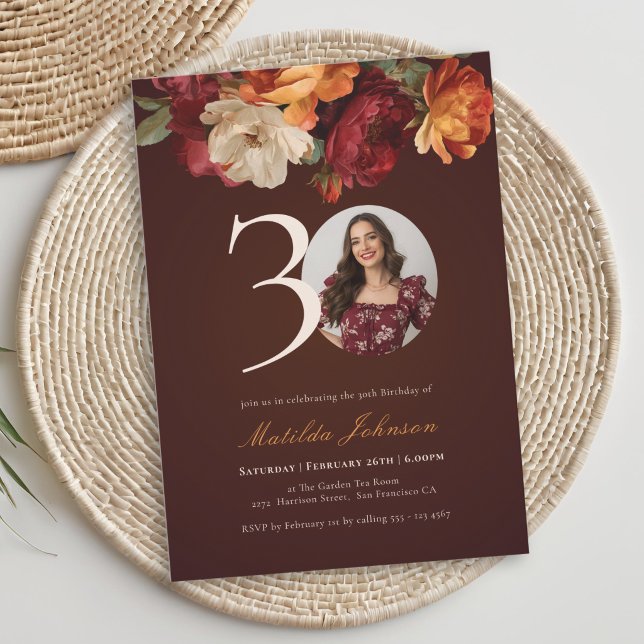 Romantisk Burgundy Blommig Foto 30-årsdag Inbjudningar (Romantic Burgundy Floral Photo 30th Birthday Invitation)