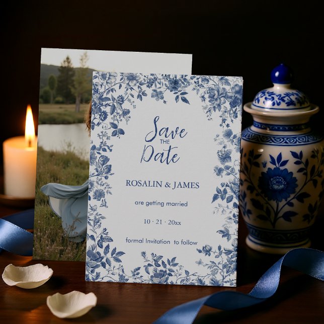 Romantisk dammig blå Toile blomma med foto Spara Datumet (Romantic Dusty Blue Toile Floral with Photo Save The Date)