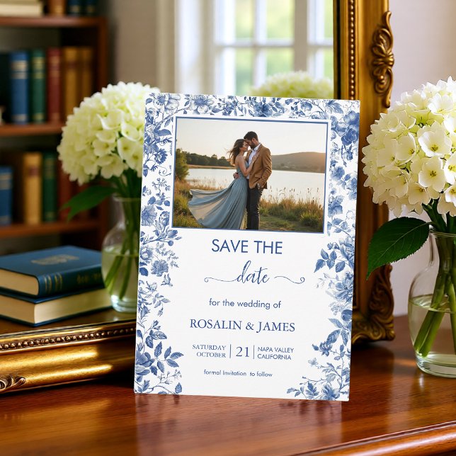 Romantisk Dammig Blå Toile Blommig Foto Spara Datumet (Romantic Dusty Blue Toile Floral Photo Save The Date)