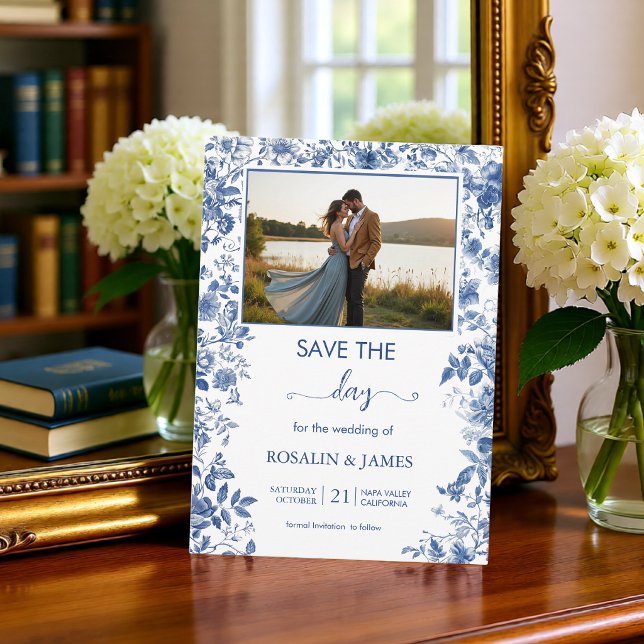 Romantisk Dammig Blå Toile Blommig Foto Spara Datumet (Romantic Dusty Blue Toile Floral Photo Save The Date)