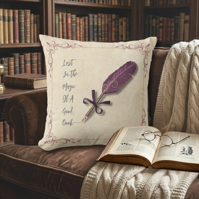 Romantisk Damros Litterär Penna Kudde (Create a cozy literary escape with this romantic dusty rose storybook throw pillow.)