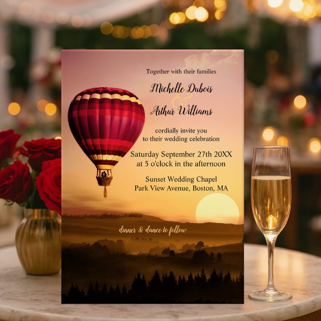 Romantisk inbjudan för (Wedding invitation featuring a couple in a romantic hot air balloon over a sunset landscape scene)