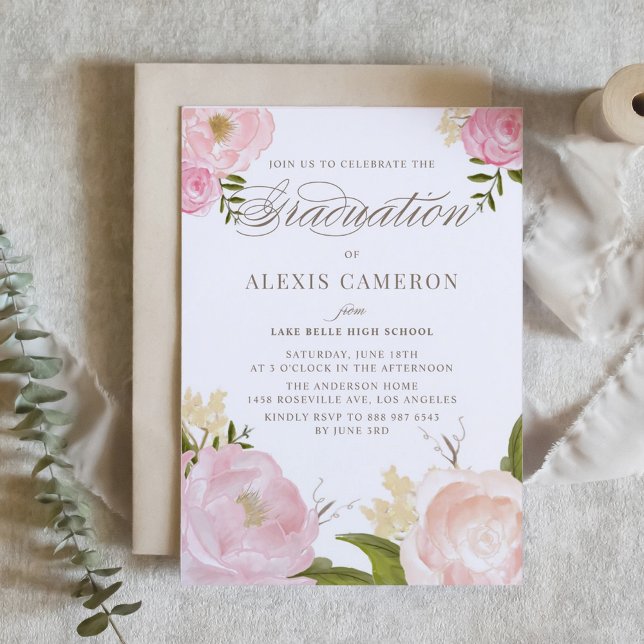 Romantisk inbjudan för vattenfärgpionstudenten (Customizable floral graduation invitation featuring watercolor blush pink flowers.)