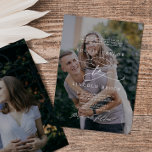 Romantisk kalligrafi Fotoöverlägg Forme Bröllop Inbjudningar<br><div class="desc">Den romantiska kalligraffotoövertäckningen är perfekt för ett enkelt bröllop. Den moderna klassiska designen har finare-snurrar och vitaktiga blomningar med en elegant elegant,  handskriven typografi. Anpassa med 2 förlovningars foton,  en på framsidan och en på baksidan.</div>