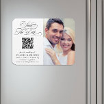 Romantisk kalligrafi QR-kod Spara datumfoto Magnet<br><div class="desc">Det romantiska manuset spara datum meddelande är perfekt för ett enkelt bröllop. Den minimalistiska svarta och vita designen har elegant och romantisk,  snabb kalligrafiskrift med en QR-kod och ett foto. Om du vill ha en mer avancerad anpassning av den här designen klickar du på BLUE DESIGN VERKTYG ovan!</div>