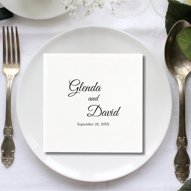 Romantisk Kalligrafi Snörmakeri Anpassad Bröllop Pappersservett (Romantic calligraphy flourish napkins add elegant charm with your names to wedding tables.)