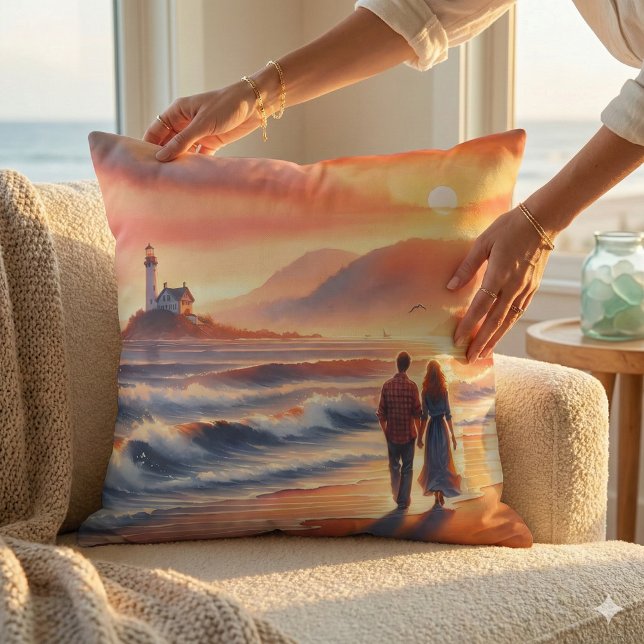 Romantisk kustsolnedgång Promenad till fyrplatsen Kudde (Romantic Coastal Sunset Lighthouse Walk Throw Pillow Mockup A)