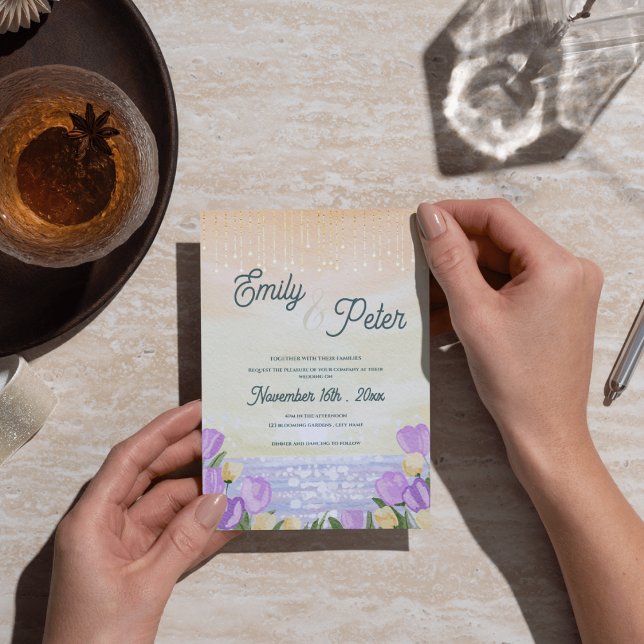 Romantisk lila blomstrand solnedgång bröllopsinbju vykort (Romantic Purple Floral Beach Sunset Wedding Invite)