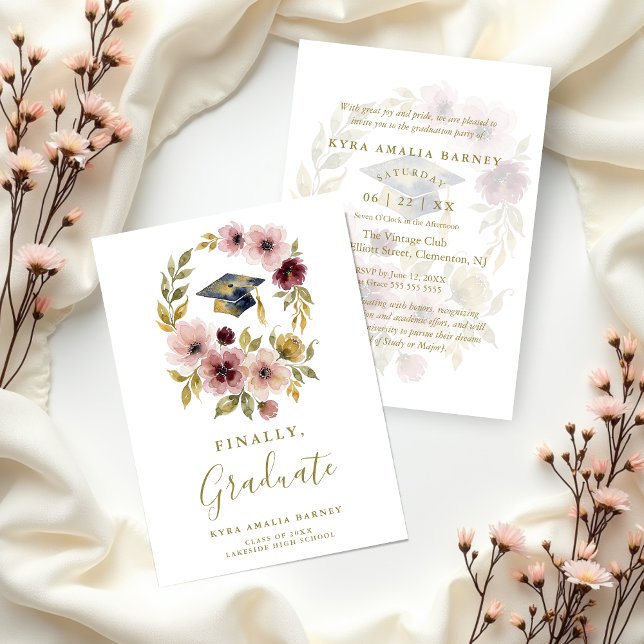 Romantisk mjuk blomsterkrans examensmössa design inbjudningar (Romantic Soft Floral Wreath with Graduation Cap Invitation Party Card Design.)