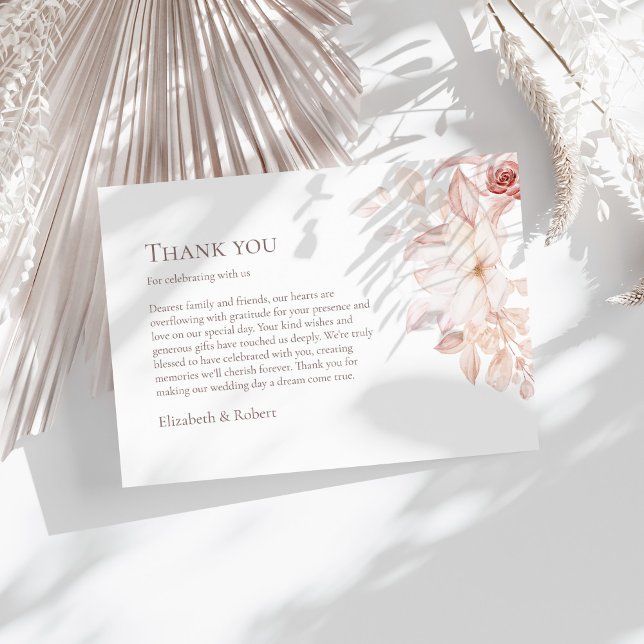 Romantisk Mjuk Rosa Rosor Bröllop Tacksamhetskort Tack Kort (Romantic White and Pink Roses Wedding Thank You Card on a sunny boho white table.)