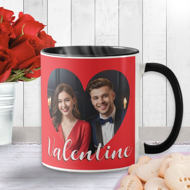 Romantisk Modern Cute Valentine Hearts Anpassnings Mugg (A red mug for Valentine's Day with custom photo in a love-heart shaped 'frame' and your text on back)
