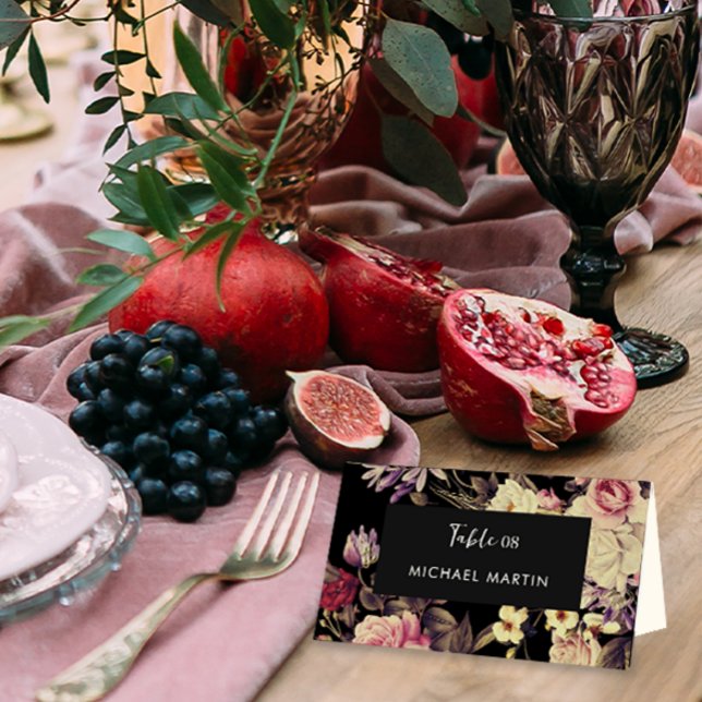 Romantisk Moody Svarta Blommigten Bröllop Bord Placeringskort (Moody floral table card features soft blooms on an elegant black background.)