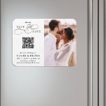 Romantisk QR-kod för skript med skript Spara datum Magnet<br><div class="desc">Det romantiska manuset spara datum meddelande är perfekt för ett enkelt bröllop. Den minimalistiska svarta och vita designen har elegant och romantisk,  snabb kalligrafiskrift med en QR-kod och ett foto. Om du vill ha en mer avancerad anpassning av den här designen klickar du på BLUE DESIGN VERKTYG ovan!</div>