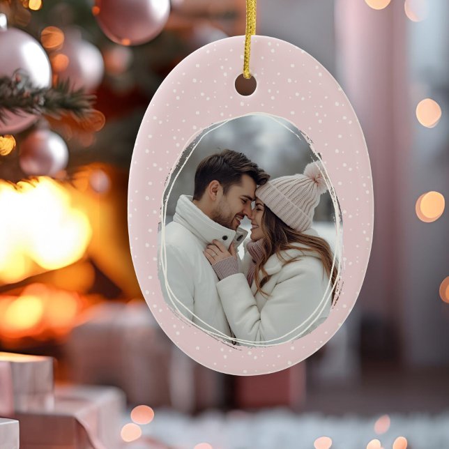 Romantisk Rosa Hand plockade Rustic Ram Photo Julgransprydnad Keramik (Rustic hand drawn pink snow photo oval ceramic Christmas ornament)