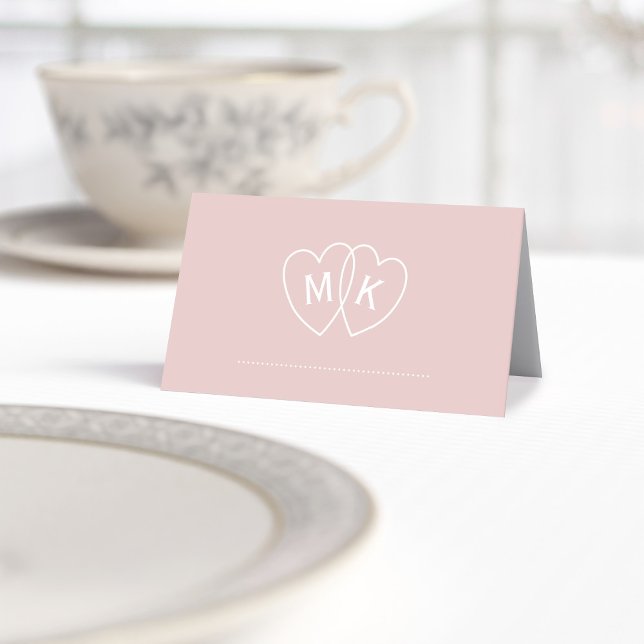 Romantisk Rosa Monogrammed Hearts Bord ortkort Placeringskort (A pretty blush pink wedding place card with space for your initials in the entwined hearts)