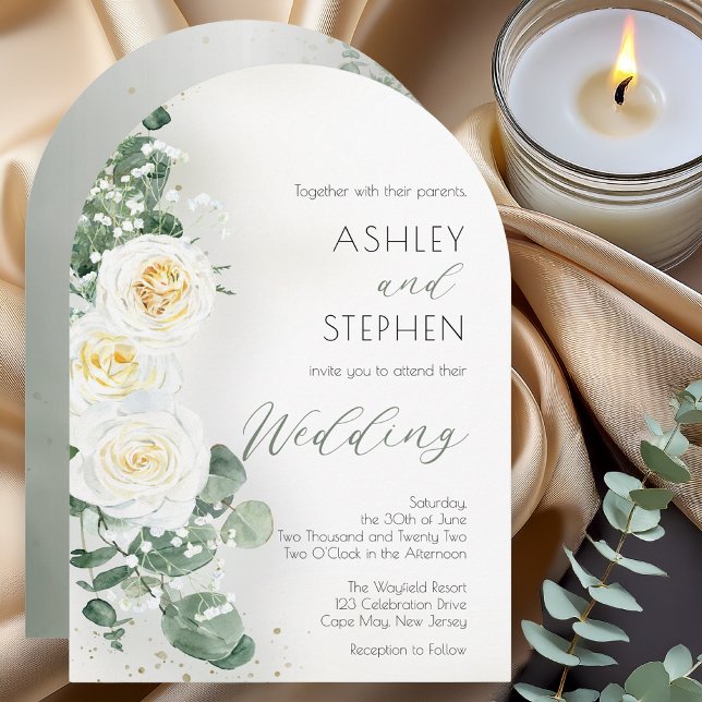 Romantisk Sagegrön Båge Bröllopsinbjudan Inbjudningar (age green botanical wedding invitation with white roses and eucalyptus leaves in a natural greenery )