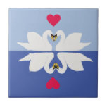 Romantisk Svanar i Hearts Pose Kakelplatta<br><div class="desc">Den här färgstarka keramiska plattan har min enkla design av två Svanar i en hjärtpott och deras reflektion,  baserad på ett av mina fotografier,  en underbar gåva för ett par och en färgstark underlägg för kaffet bord.</div>