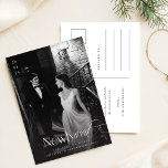Romantisk svart & vit nyinggift julfoto vykort<br><div class="desc">Fira din första högtidsperiod som nygifta med elegans med detta "Romantisk svart & vit nyinggift julkort". Med en klassisk svart-vit design med ett romantiskt par i en sofistikerad miljö är detta vykort perfekt för att dela din kärlek och julstämning. Det svarta slips-temat och minimalistiska chic-designen förmedlar en känsla av tidlös...</div>