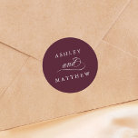 Romantisk Swirly Calligraphy Bröllop Burgundy Runt Klistermärke<br><div class="desc">Den här burgunga och vita bröllop-dekalen med elegant och romantisk,  rostig kalligrafiskrift med namn. Om du vill ha en mer avancerad anpassning av den här designen klickar du på BLUE DESIGN VERKTYG ovan!</div>