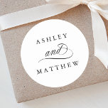 Romantisk swirly Calligraphy Bröllop Runt Klistermärke<br><div class="desc">Enkelt svart och vitt dekal från bröllop med elegant och romantiskt rostiskt,  snabbt kalligrafibrev med namn. Om du vill ha en mer avancerad anpassning av den här designen klickar du på BLUE DESIGN VERKTYG ovan!</div>