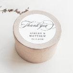 Romantisk swirly Calligraphy Bröllop Tack Runt Klistermärke<br><div class="desc">Svartvit tack för att du har bröllop-dekalen med elegant och romantisk rostiskt kalligrafibrev med namn. Om du vill ha en mer avancerad anpassning av den här designen klickar du på BLUE DESIGN VERKTYG ovan!</div>