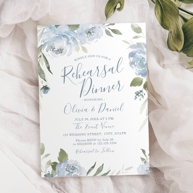 Romantisk trädgårdsdammig, blått blommigt, repetit inbjudningar (Romantic garden dusty blue floral rehearsal dinner invitation)