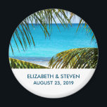 Romantisk turkos Tropical Beach Wedding Magnet<br><div class="desc">Bröllop magnet-personligen med namn och datum. Designad med ett vackert foto av en tropisk strand med stor grönt handflatan-front som ramlar in på scenen.</div>