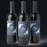 Romantisk vattenfärgsvit blomma bröllop anpassning vinflaska etikett<br><div class="desc">Elegant och romantiska vin-etiketter för ditt bröllop, med en vacker bukett av vita, mjuka vattenfärgblommor, över en klassisk mörk Preussian Blue-bakgrund. Du kan enkelt redigera mallens fält om du vill lägga till brud- och trimningsskript i ett klassvitt skript och bröllop-datumet i ett modernt teckensnitt med versaler. Visa den matchande samlingen...</div>