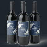 Romantisk vattenfärgsvit blomma bröllop anpassning vinflaska etikett<br><div class="desc">Elegant och romantiska vin-etiketter för ditt bröllop, med en vacker bukett av vita, mjuka vattenfärgblommor, över en klassisk mörk Preussian Blue-bakgrund. Du kan enkelt redigera mallens fält om du vill lägga till brud- och trimningsskript i ett klassvitt skript och bröllop-datumet i ett modernt teckensnitt med versaler. Visa den matchande samlingen...</div>