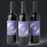 Romantisk vattenfärgsvit blomma bröllop anpassning vinflaska etikett<br><div class="desc">Elegant och romantiska vin-etiketter för ditt bröllop, med en vacker bukett av vita, mjuka vattenfärgblommor, över en klasslig periwinkle-lila. Du kan enkelt redigera mallens fält om du vill lägga till namn för brud och triom i ett modernt vitt skript och bröllop-datumet i ett snyggt med versaler. Visa den matchande samlingen...</div>