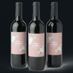 Romantisk vattenfärgsvit blomma bröllop anpassning vinflaska etikett<br><div class="desc">Elegant och romantiska vin-etiketter för ditt bröllop, med en vacker bukett av vita, mjuka vattenfärgblommor, över en klassad rosa. Du kan enkelt redigera mallens fält om du vill lägga till namn för brud och triom i ett modernt vitt skript och bröllop-datumet i ett snyggt med versaler. Visa den matchande samlingen...</div>