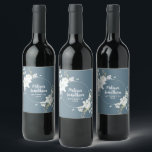 Romantisk vattenfärgsvit blomma bröllop anpassning vinflaska etikett<br><div class="desc">Elegant och romantiska etiketter för anpassade vin för bröllopsmottagningen, med en vacker bukett av vita, mjuka vattenfärgblommor, över en klassad skifferbakgrund för grått. Du kan enkelt redigera mallens fält om du vill lägga till namn för brud och triom i ett modernt vitt skript och bröllop-datumet i ett snyggt med versaler....</div>