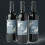Romantisk vattenfärgsvit blomma bröllop anpassning vinflaska etikett<br><div class="desc">Elegant och romantiska etiketter för anpassade vin för bröllopsmottagningen, med en vacker bukett av vita, mjuka vattenfärgblommor, över en klassad skifferbakgrund för grått. Du kan enkelt redigera mallens fält om du vill lägga till namn för brud och triom i ett modernt vitt skript och bröllop-datumet i ett snyggt med versaler....</div>